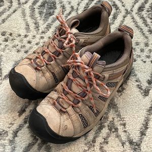 KEEN women’s hiking boots Size 7
